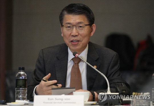 은성수 금융위원장이 10일 서울 여의도 콘래드호텔에서 열린 금융위원회, 외국계 금융회사 대표 간담회에서 인사말을 하고 있다. 연합뉴스